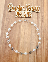 Load image into Gallery viewer, White Daisy choker